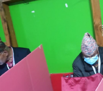 बिहान ४ बजेदेखि एमालेको मतदान, ओलीले भने–भोटिङ मेसिन सजिलो रहेछ